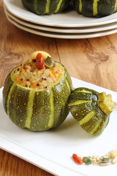 Calabacines rellenos de quinoa y frutos secos