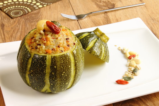 Calabac&iacute;n relleno de quinoa y frutos secos