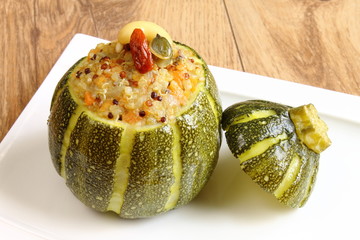 Calabacín relleno de quinoa y frutos secos
