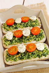 Tortitas de arroz con pesto, tomatitos y mozzarella