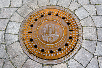 Stadtwappen auf dem Gullideckel