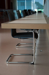 Leere Stuhlreihe im Sitzungssaal