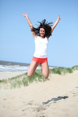 Obraz premium junge frau springt