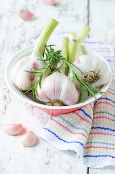 Fresh garlic in a bowl