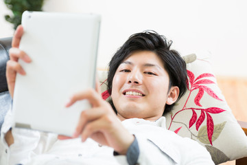 Naklejka premium タブレットコンピューターを見る男性