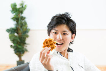 ワッフルを食べる男性
