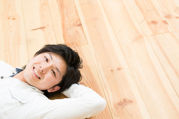床に寝る男性