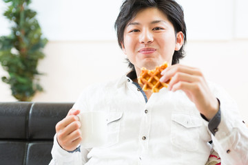 ワッフルを食べる男性