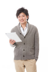 タブレットコンピューターを見る男性
