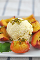 Vanilleeis mit Pistazien und Aprikosen