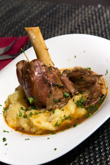 Lamm-Keule geröstet, Krem-Sosse