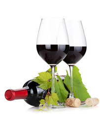 Bouteille et verres de vin rouge