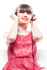 Fototapeta na wymiar beautiful and young woman listening to music on headphones