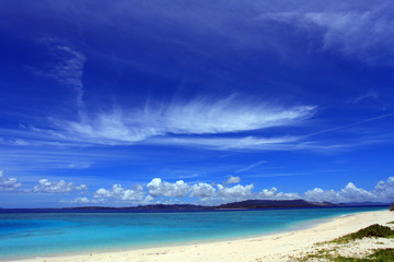 美しい沖縄のビーチと夏空