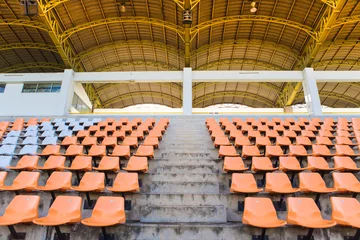 Fotobehang Stadion Lege stoelen met looppad op stadion