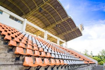 Fototapeta premium Żółte miejsce na stadionie piłkarskim z niebieskim niebem