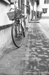Fototapeta na wymiar Stary stojak na rowery w miejscowości wsi B & W obrazie