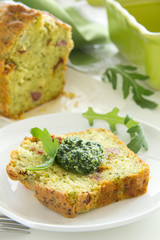 Cake with arugula, pesto, tomatoes and chorizo​​.