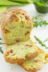 Cake with arugula, pesto, tomatoes and chorizo​​.