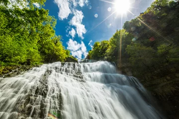Fototapeten Wasserfall in der Sonne © rochagneux