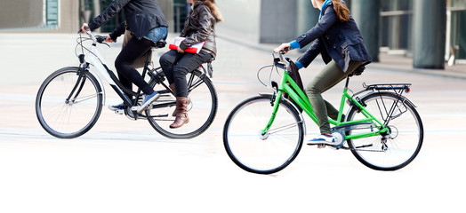 Obraz premium Cyclist on a city street.