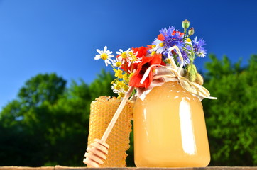 polne kwiaty, plaster miodu, nabierak i słoik ze smacznym miodem © Darios