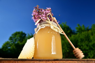 polne kwiaty, plaster miodu, nabierak i słoik ze smacznym miodem © Darios