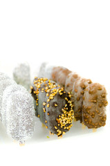 Gelati stecco su sfondo bianco