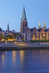Fototapeta premium Bremen - Schlachte mit Martinikirche am Abend