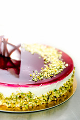 Torta panna fragola e pistacchio