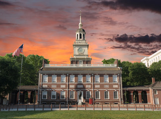 Naklejka premium Independence Hall Philadelphia Sunset