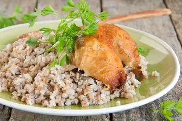 Foto auf Acrylglas Vorspeise buckwheat in a wooden plate with chicken.