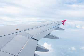 Obraz premium Wing of the plane on sky background - plane wing cloud patterns
