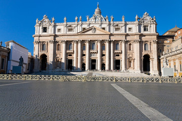 Fototapeta na wymiar Widok z Bazyliki Świętego Piotra w Watykanie z placu