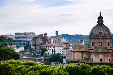 Fototapeta na wymiar widok na Koloseum z Kapitolu, Rzym