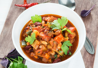 Vegetarian chilli with red and white beans