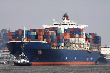 Containerschiff auf der Elbe