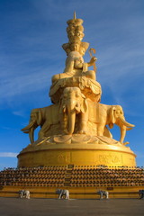 Fototapeta na wymiar Złoty Budda z Emeishan szczyt. Syczuan. Chiny