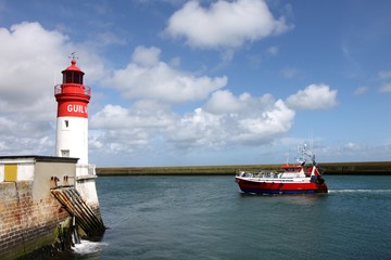 chalutier rentrant au port,guilvinec,bretagne