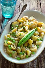 Kartoffelsalat mit Erbsen