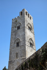 Fototapeta na wymiar Wieża Kościoła Katolickiego Chiesa Matrice w Erice. Sycylia, Włochy