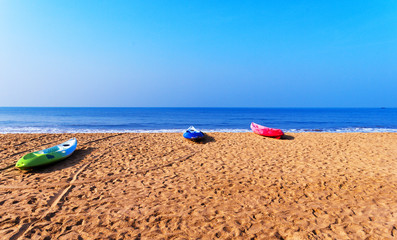Fototapeta na wymiar Łodzie na plaży, Goa, Indie