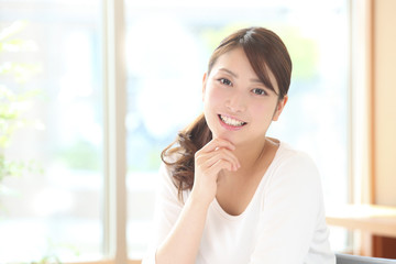 笑顔の若い女性