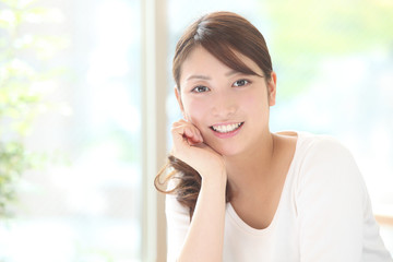 笑顔の若い女性