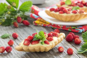 Tartlets with custard and strawberries.