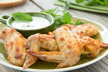 Chicken wings with sauce of yogurt.