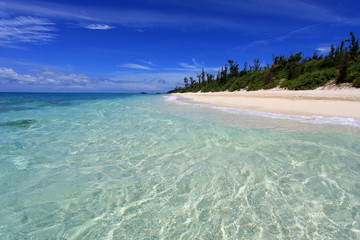 南国沖縄　透明な波の水納島