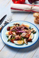französischer Salat Nicoise auf einem Teller