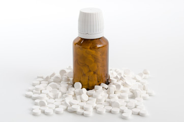Gläschen mit Tabletten