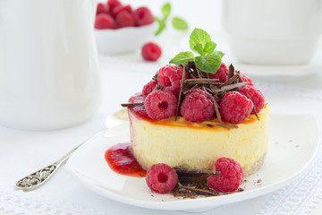 Cheesecake with raspberries and chocolate.